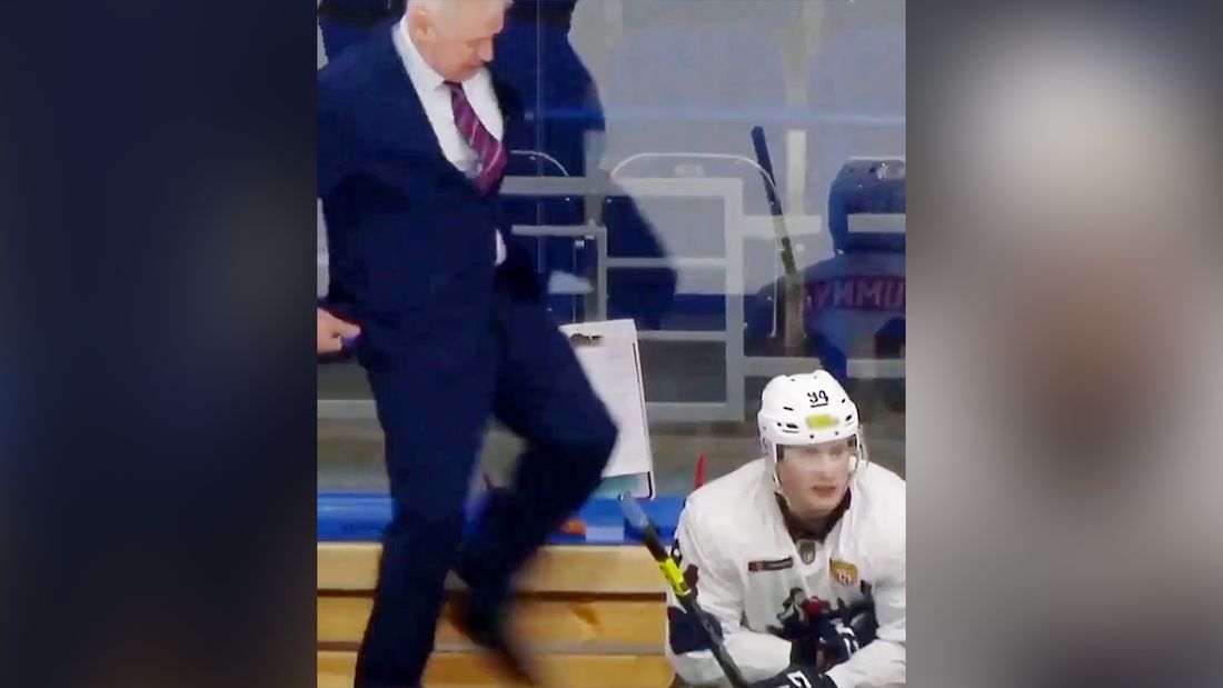 Тренер команды МХЛ пнул ногой хоккеиста во время матча