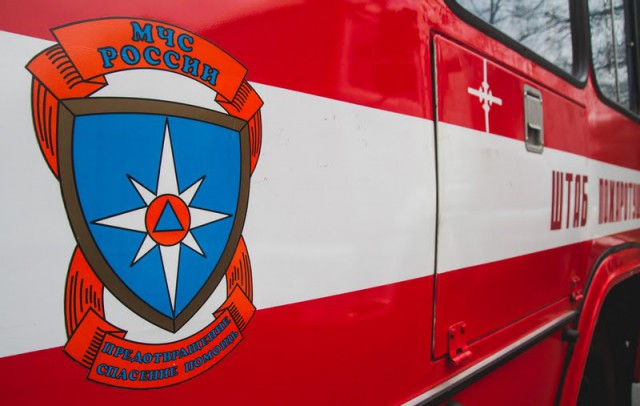 В Калининграде на ул. Краснокаменной 38 человек тушат пожар в административном здании