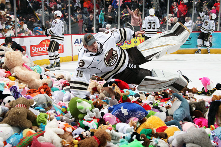 52 тысячи игрушек полетели с трибун на лед — новый мировой рекорд! И это хоккей, а не фигурное катание