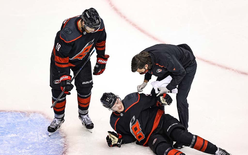 Травма русского хоккеиста Свечникова надломила его команду. 4 гола за 7 минут почти выбили «Каролину» из плей-офф