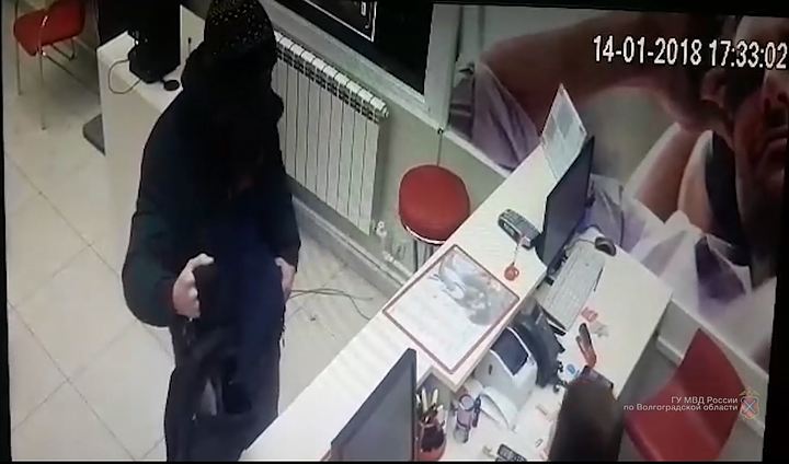 Закрыв лицо шарфом и угрожая пистолетом, неизвестный похитил в Волгограде 4 iPhone Закрыв лицо шарфом и угрожая пистолетом, неизвестный похитил в Волгограде 4 iPhone