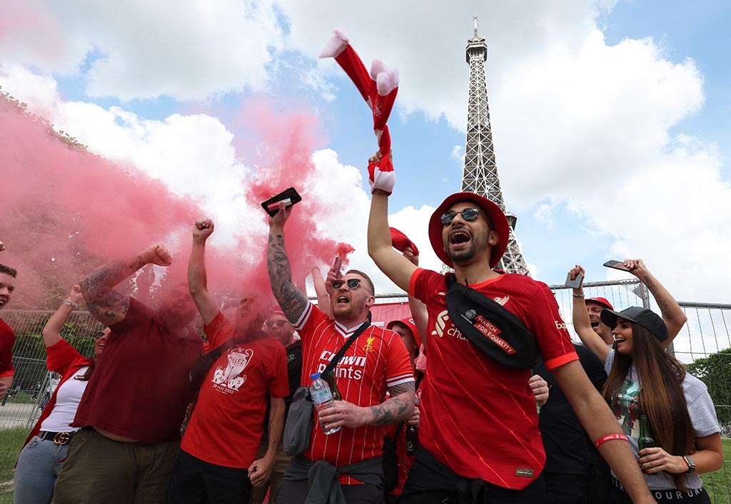 Песни и красное море: болельщики «Ливерпуля» захватили Париж