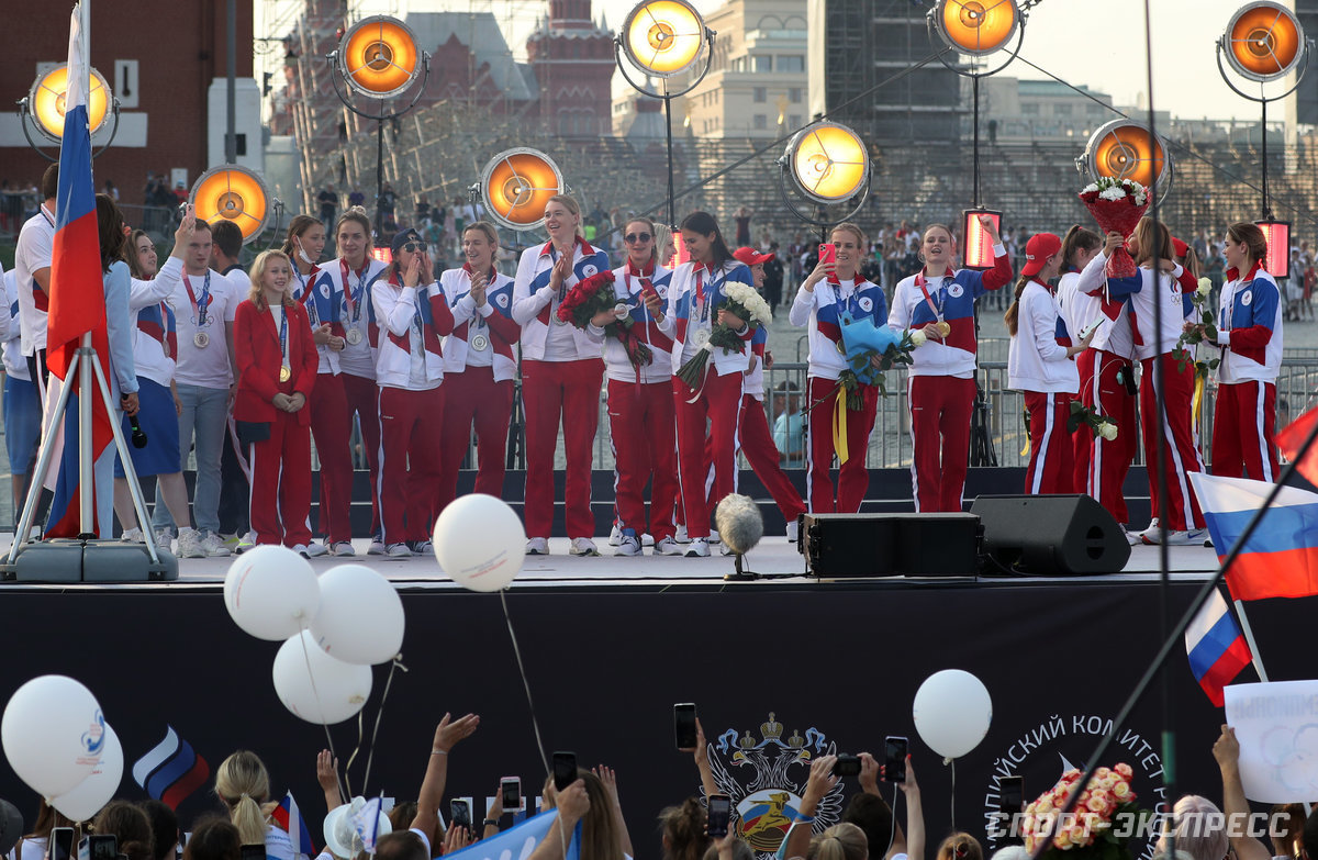 Героев Токио-2020 встретили в Москве с гимном и флагом