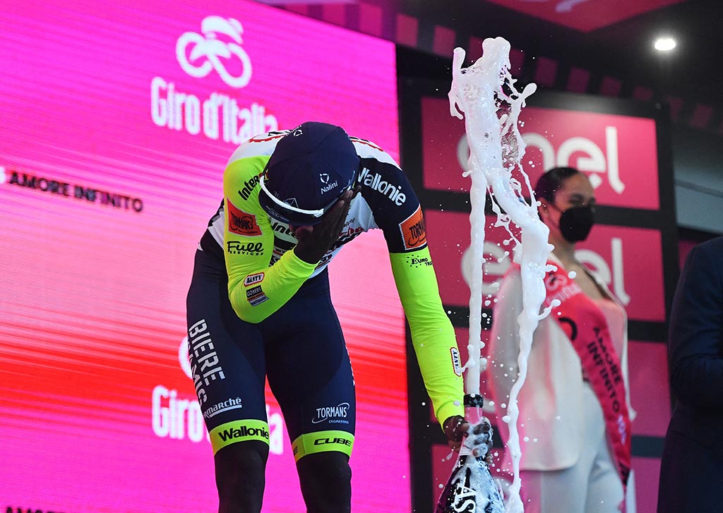 Победитель этапа «Джиро д’Италия» получил травму глаза из-за пробки от шампанского