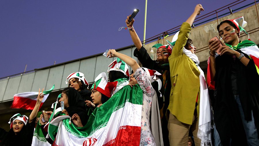 Скандал в Иране: там снова не пустили женщин на футбол. Оправдание властей — у них были фейковые билеты