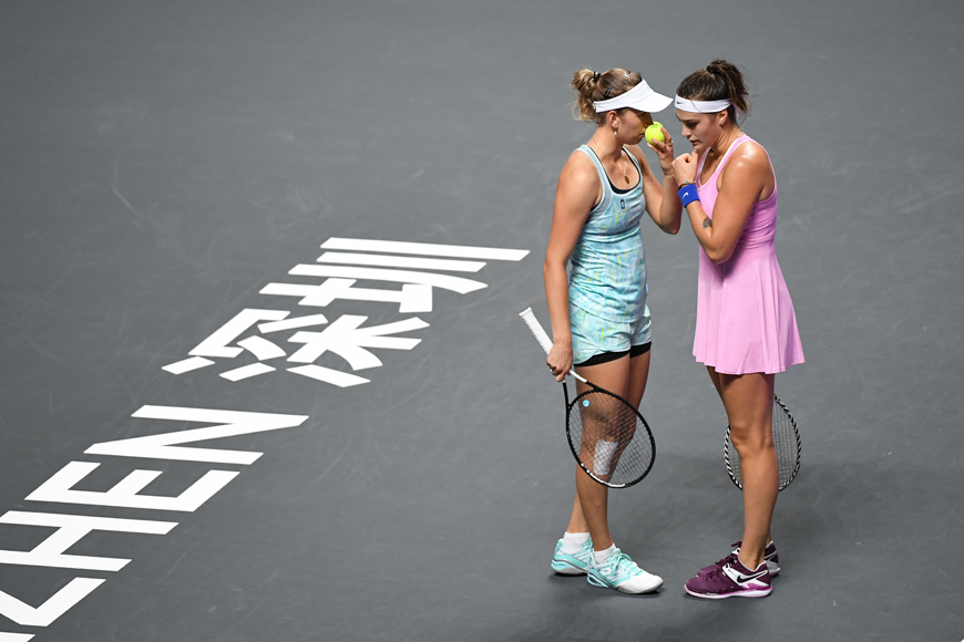 Соболенко и Мертенс одержали первую победу в парном разряде на итоговом турнире WTA