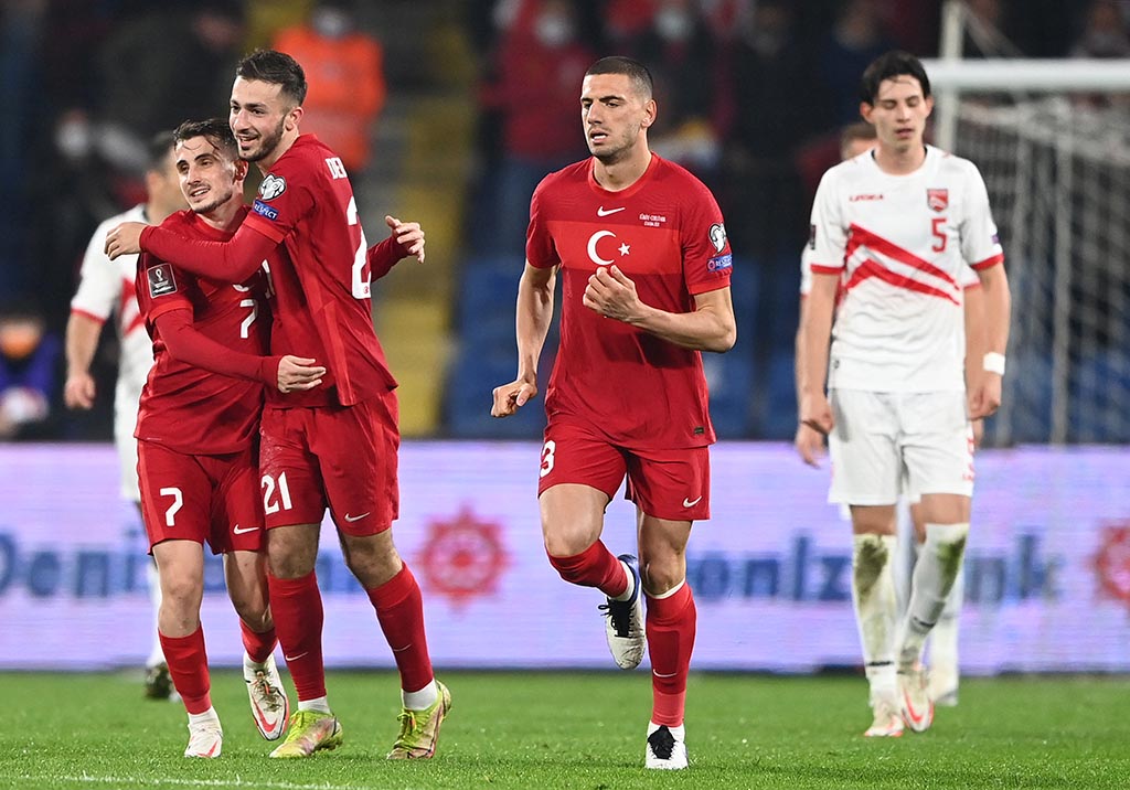 Турция забила шесть безответных мячей Гибралтару