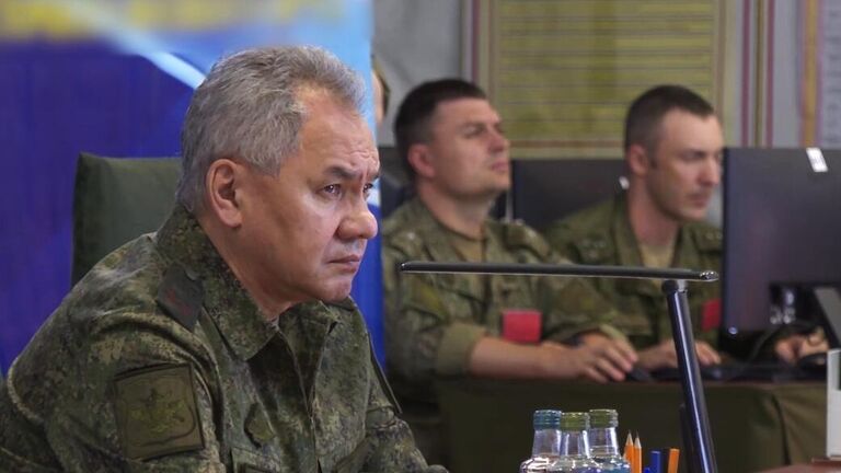 Shoigu calificó la idea de prohibir la entrada de rusos a la UE como una manifestación del nazismo. 2 Shoigu calificó la idea de prohibir la entrada de rusos a la UE como una manifestación del nazismo.