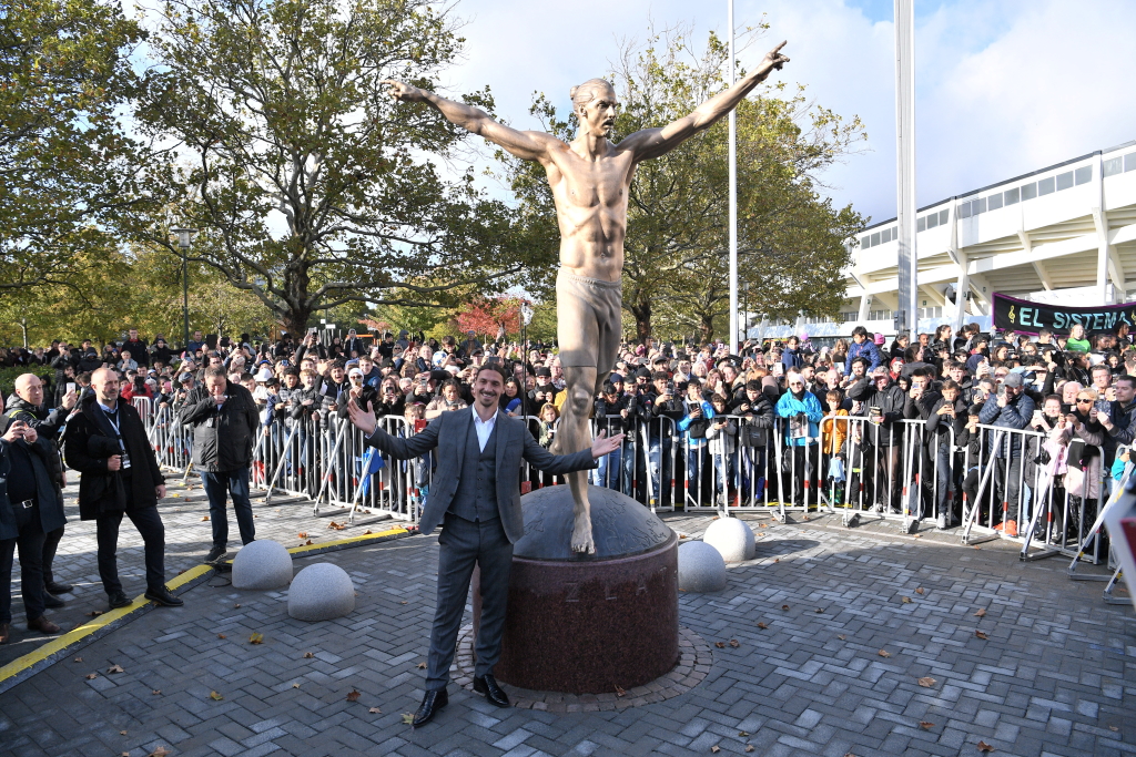 В Швеции вандалы пытались спилить памятник Златану (фото)