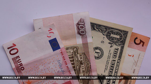 В Украине подскочил курс доллара и евро: обнародованы данные НБУ