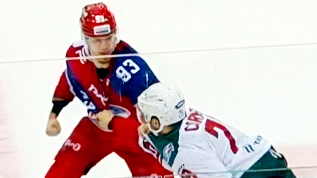 18-летний русский хоккеист уложил на лед 100-килограммового канадца