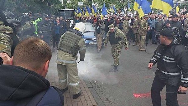 В Киеве милиция отнимает георгиевские ленточки у участников «Бессмертного Полка» В Киеве милиция отнимает георгиевские ленточки у участников «Бессмертного Полка»