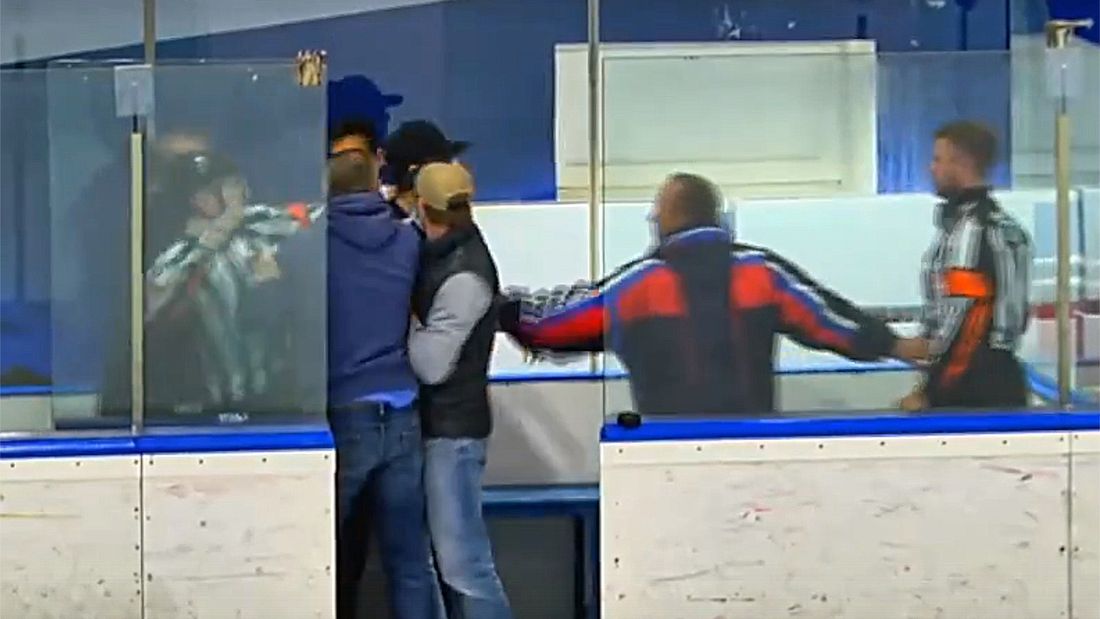 Болельщики набросились на арбитров с кулаками в перерыве детского хоккейного матча в Москве: видео