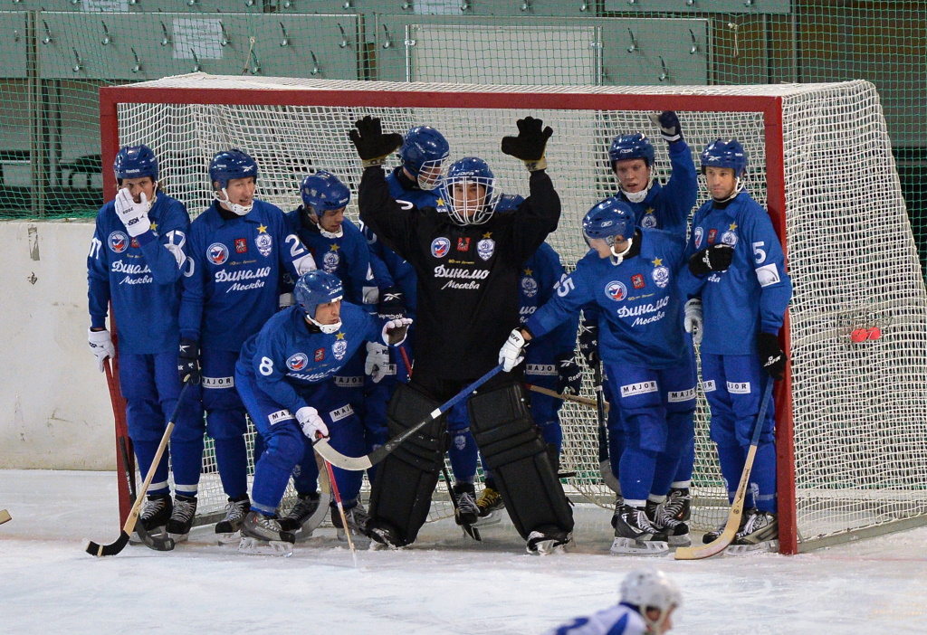 Московское «Динамо» вышло в плей-офф Кубка мира по хоккею с мячом