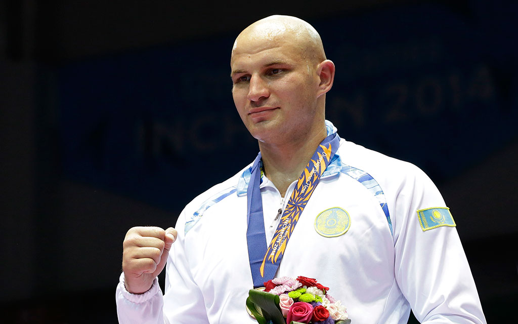 Казахстанец Дычко перед боем оказался легче на 29 килограмм 48-летнего американского боксера