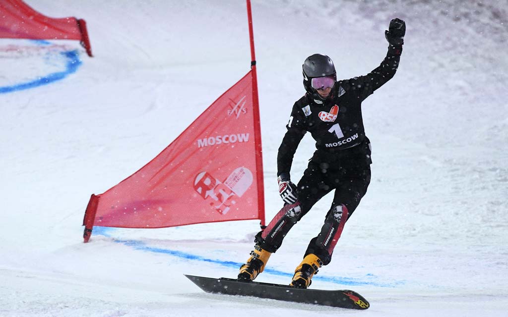 Россиянин Карлагачев стал первым на этапе Кубка мира по сноуборду в Москве