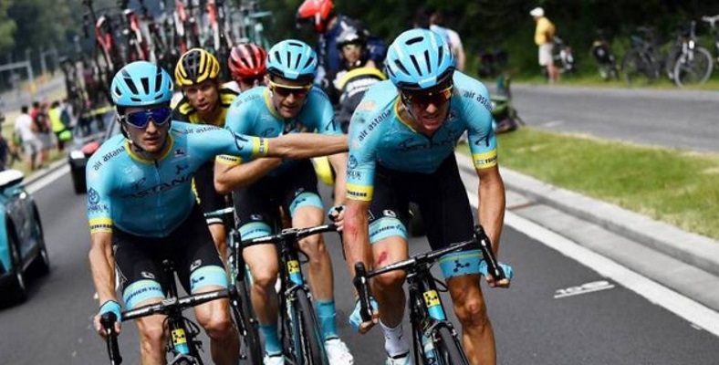 Капитан «Астаны» смог подняться после завала и финишировать на первом этапе «Тур де Франс»