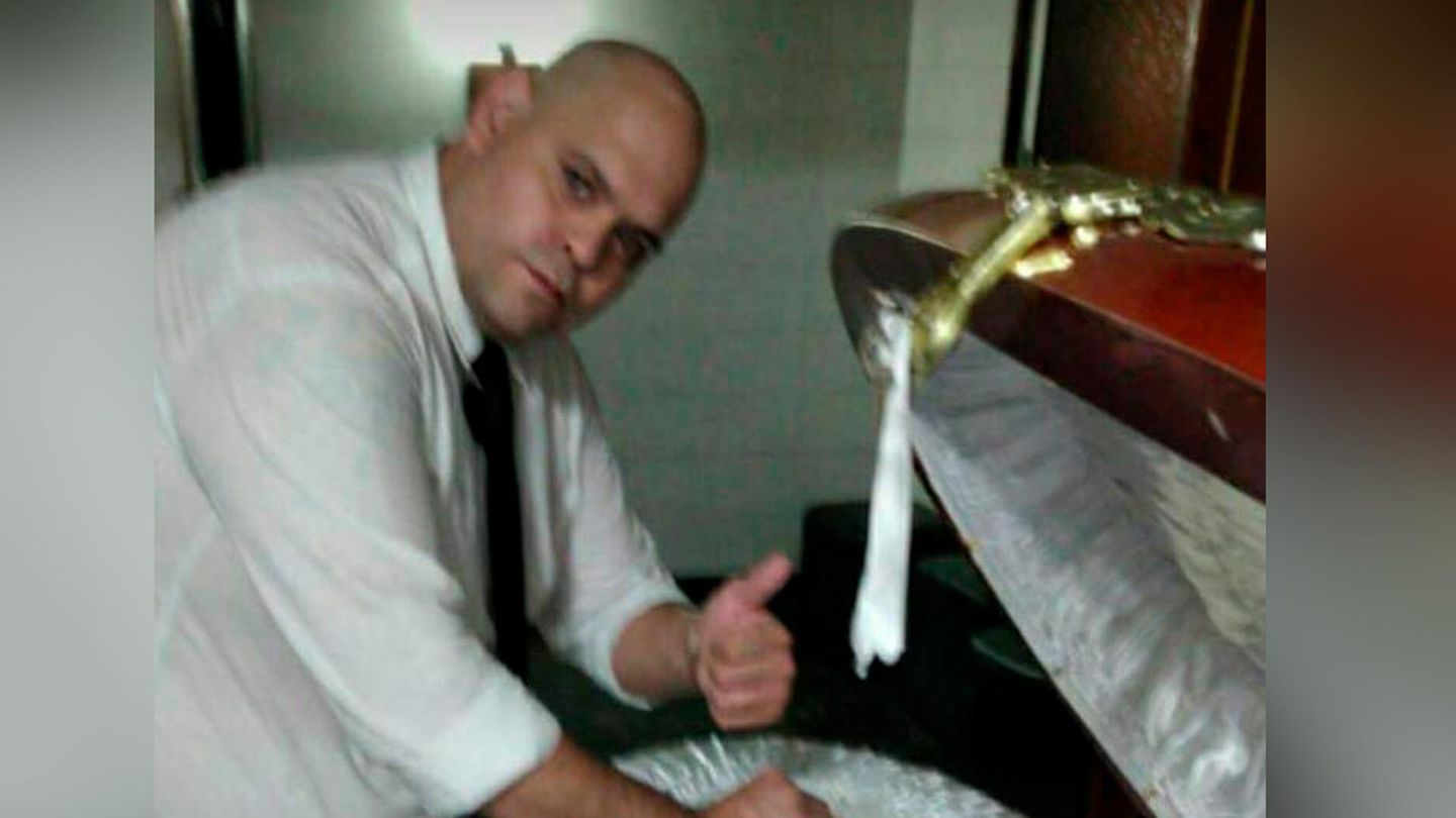 Камера гроб для осужденных. Фото в гробы с Марадонной. Диего Армандо Марадона в гробу.