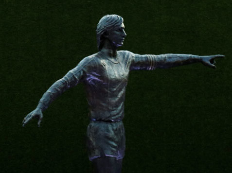 «Барселона» представила статую Йохана Кройфа на стадионе «Камп Ноу»