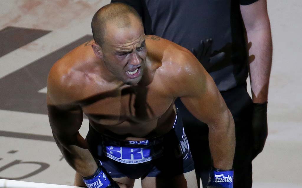 Бывший чемпион UFC добил оппонента и проиграл