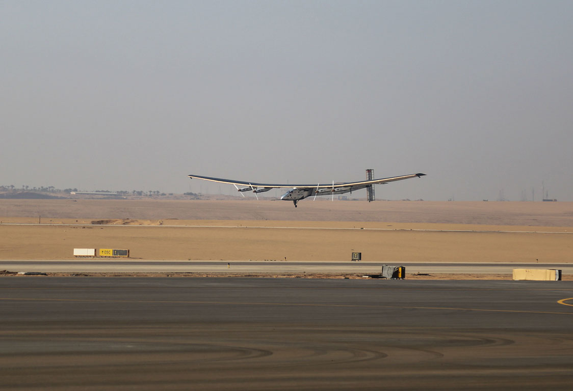 В Абу-Даби завершил кругосветное путешествие самолет Solar Impulse 2