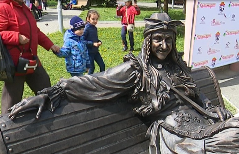 В Челябинске поставили памятник Бабе-яге