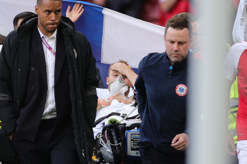 Футболист сборной Дании Эриксен доставлен в больницу, его состояние стабилизировалось