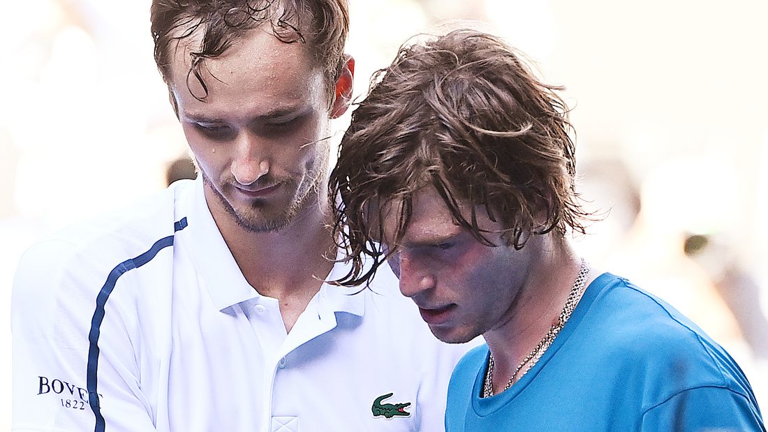 Битва двух лучших русских теннисистов завершилась разгромом