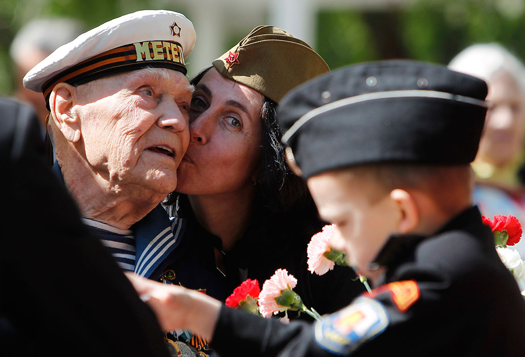 Фото девочка и ветеран