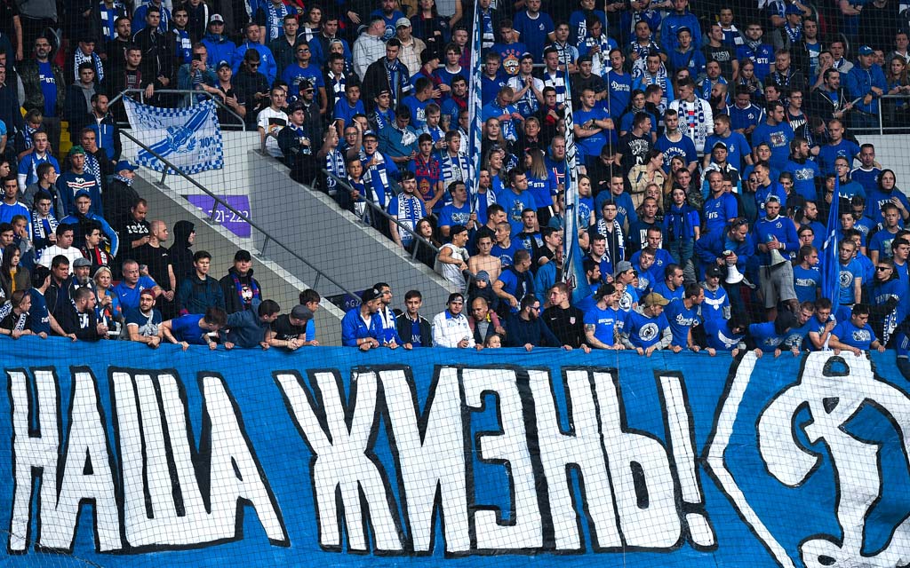 На медиафасаде стадиона ФК «Динамо» появился хэштег #оставайтесьдома