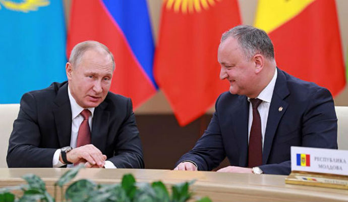 Как и обещал, Додон подарил Путину свое домашнее вино Как и обещал, Додон подарил Путину свое домашнее вино
