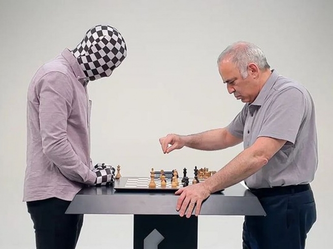 Каспаров разгромил шахматного супергероя. Человеку в маске даже два ферзя не помогли
