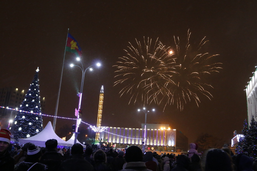 Новый год в краснодарском крае. Театральная площадь Краснодар новый год. Театральная площадь Краснодар 2019. Театральная площадь Новогодняя Краснодар. Новогодняя площадь Краснодар.