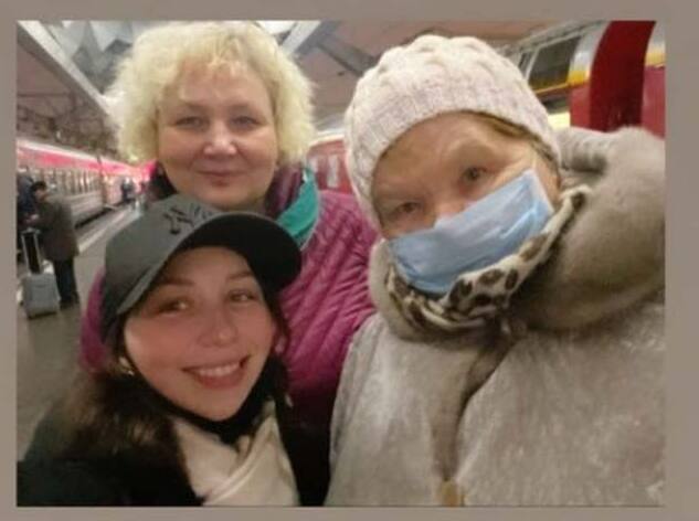 «Семейное селфи перед отъездом в Москву». Туктамышева показала фото с мамой и бабушкой перед отправкой на ЧМ