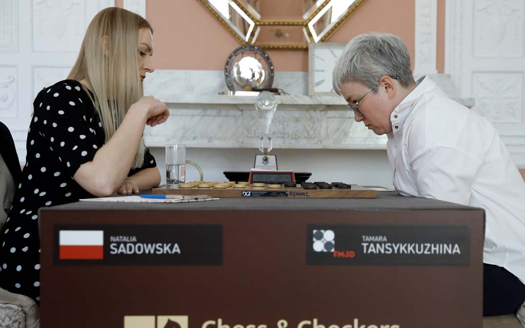 Чемпионке мира Тансыккужиной по возвращении в Москву подарили сувенирный набор шашек