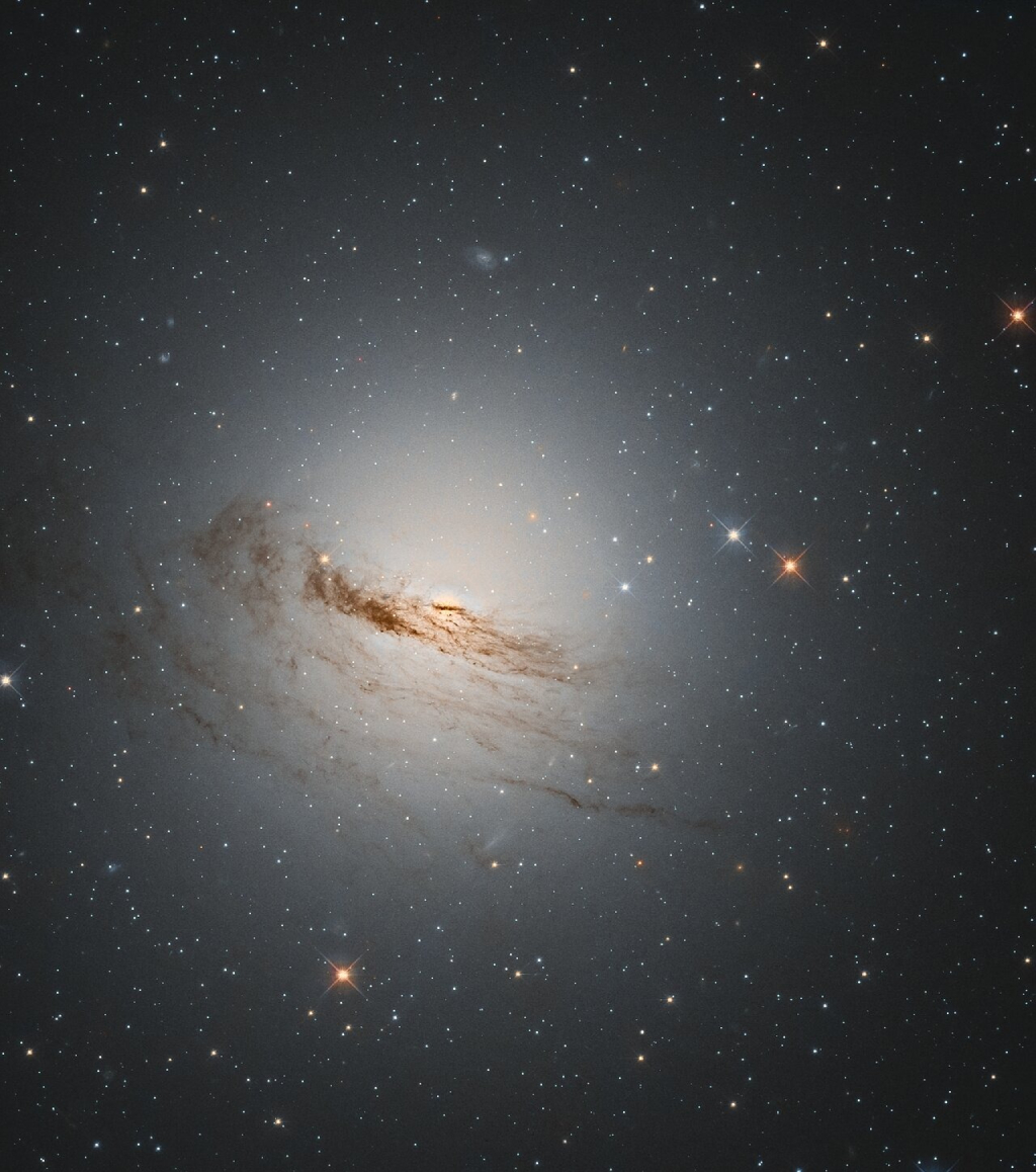 Медленно «тающая» галактика попала на фото