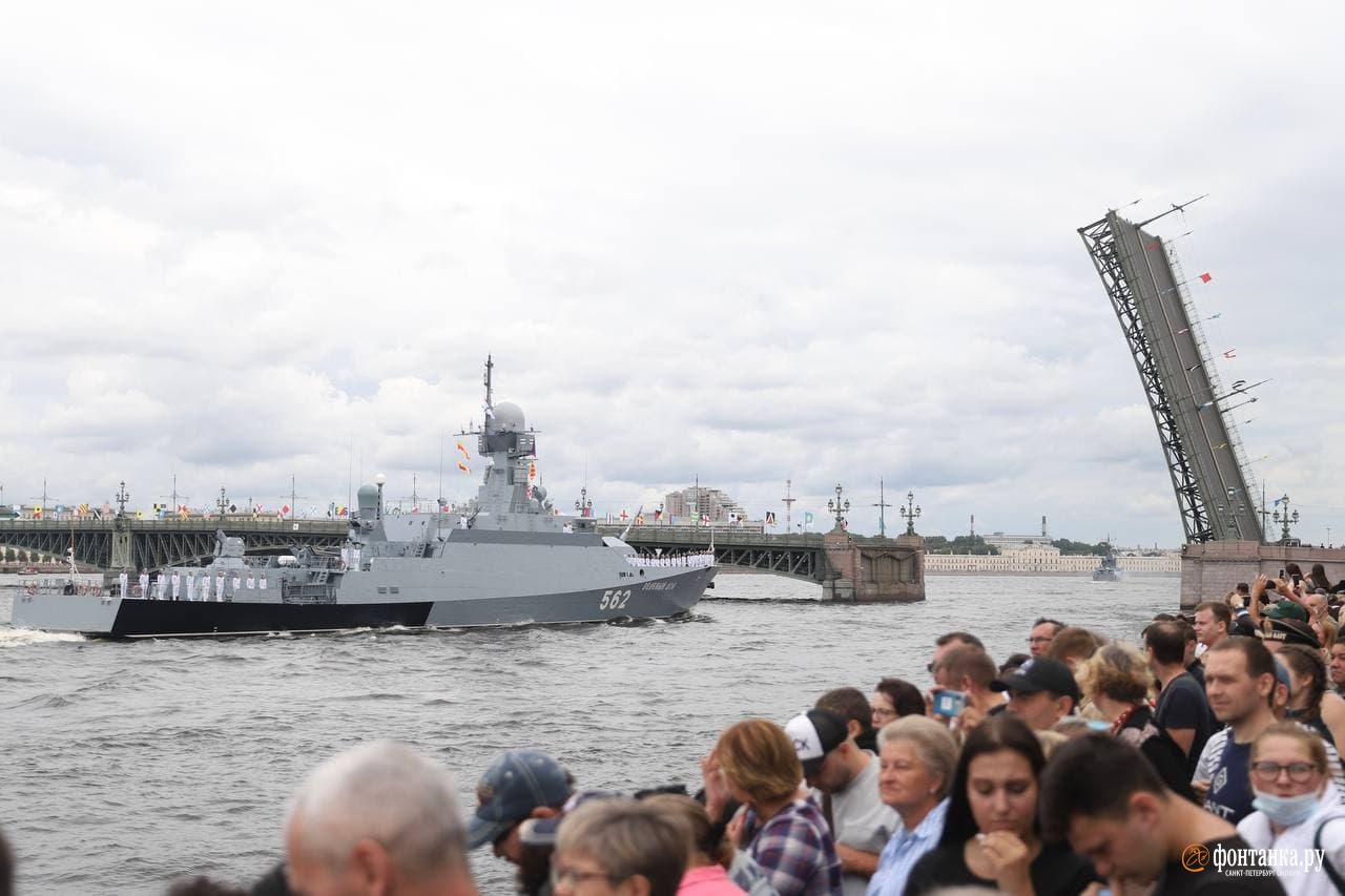 Где проходит парад вмф. Военно-морской парад в Санкт-Петербурге 2021. Парад военно морского флота в Санкт-Петербурге 2021. Парад ВМФ В Питере 2021. День ВМФ 2021 Санкт Петербург.