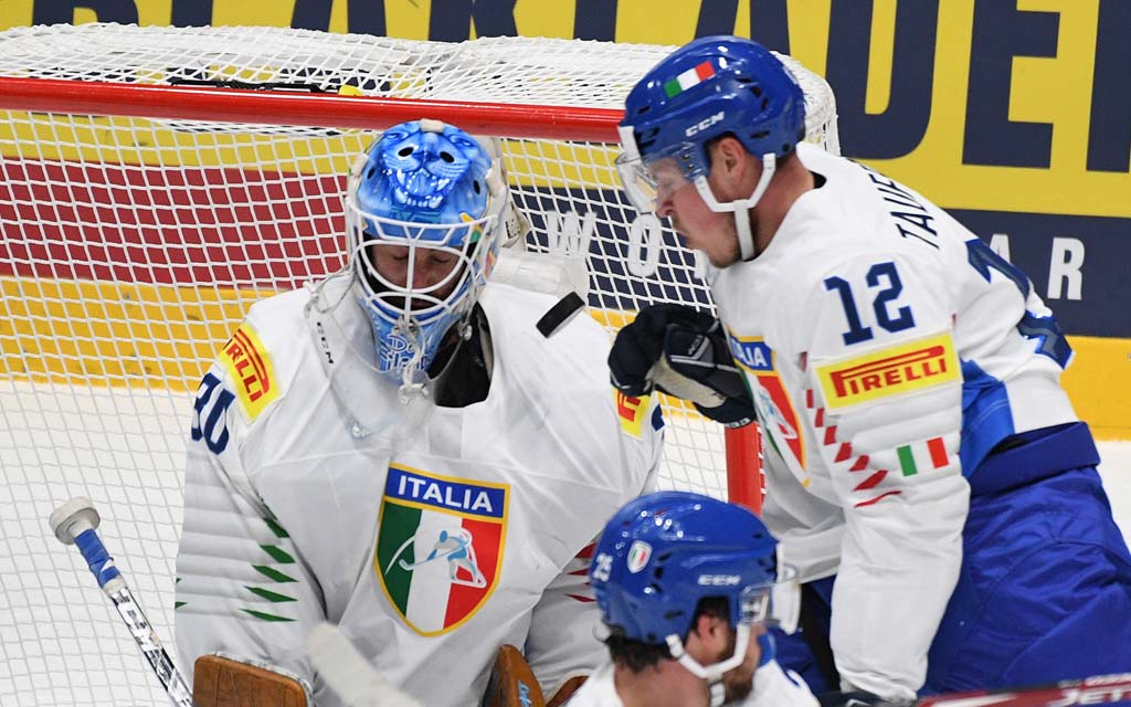 В сборной Италии по хоккею выявили 15 случаев COVID-19 перед ЧМ в Риге