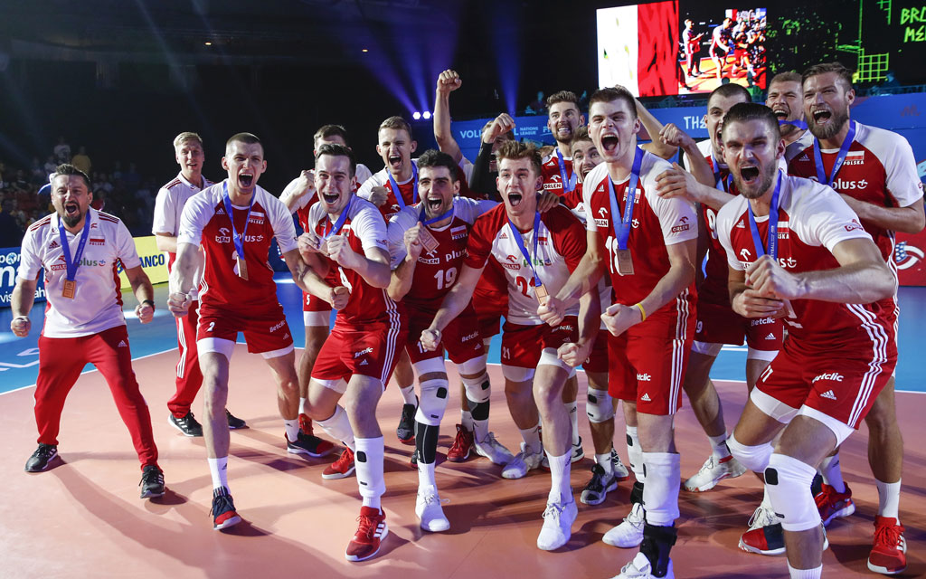«Соберу деньги и помогу детям». Тренер польских волейболистов выставил медаль Лиги наций на аукцион
