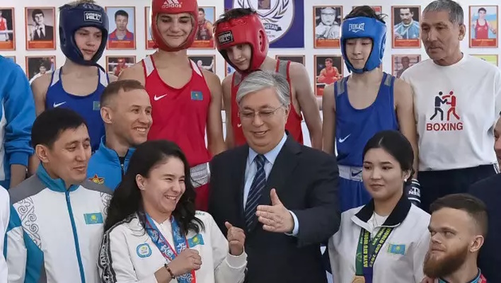 «Удар хороший, да». Президент Казахстана оценил силу чемпионки мира по боксу