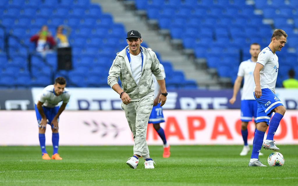 Овечкин сделал символический удар по мячу перед футбольным матчем «Динамо» — «Зенит»