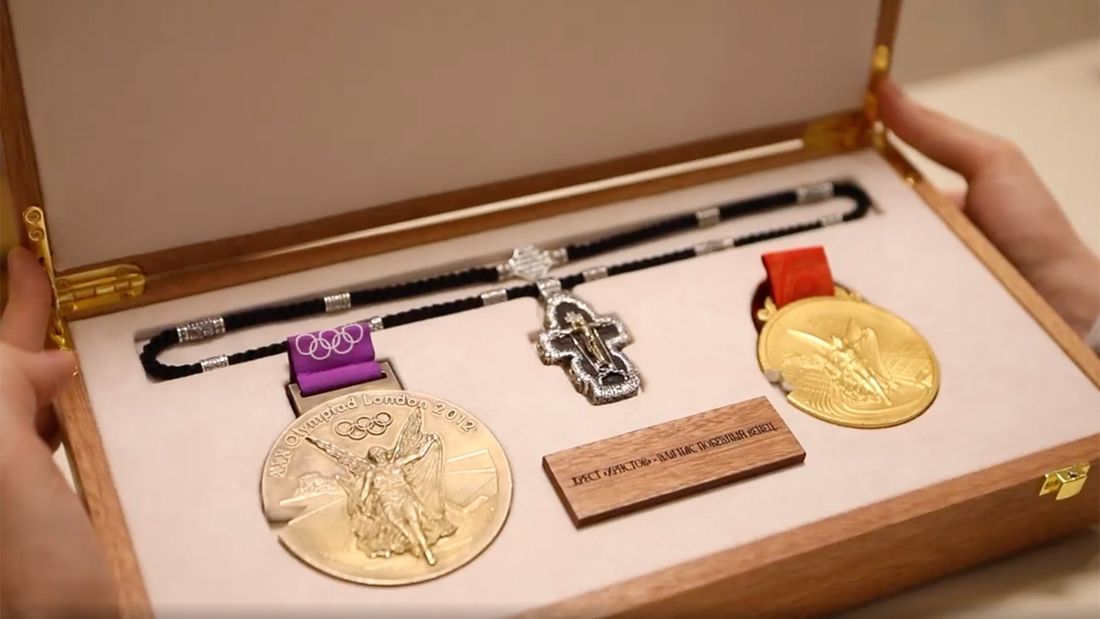 Украинский боксер Ломаченко переплавил в России свои олимпийские медали ради крестика для отца