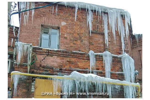 Осадки нижний новгород. Ледяной дождь Нижний Новгород. Нижегородская область ледяной ледяной дождь. Сосульки в Нижнем Новгороде. Ледяной дождь в Нижегородской области.