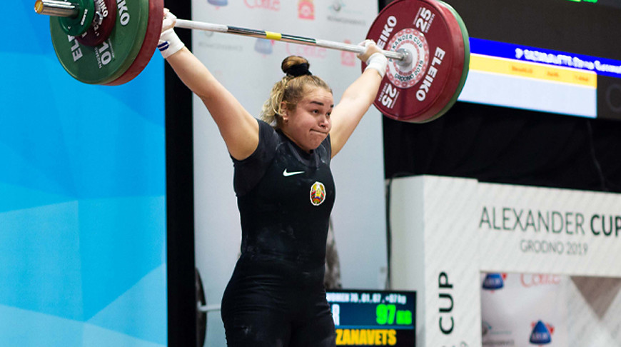Дина Сазановец завоевала серебро на турнире по тяжелой атлетике в Ташкенте