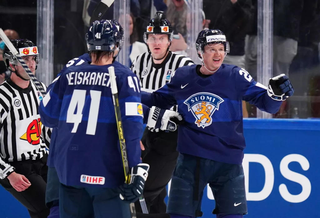 Сборная Финляндии вышла в полуфинал домашнего чемпионата мира по хоккею