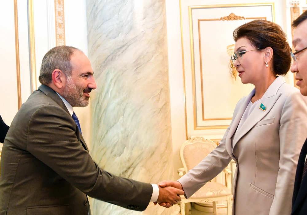 Дочь Назарбаева встретилась с Пашиняном