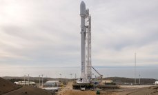 SpaceX впервые успешно посадила нижнюю ступень ракеты на морскую платформу