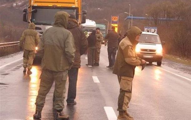 В Волынской области полсотни активистов перекрыли движение для грузовиков с российскими товарами