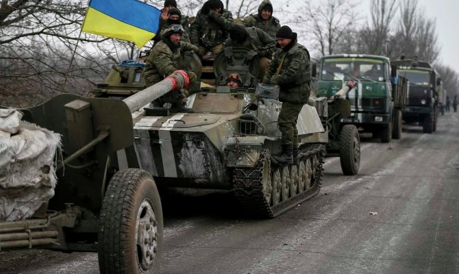 Киев заявил, что пока не будет полностью отводить тяжелое вооружение