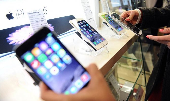 Штучные продажи смартфонов в России упали впервые в истории